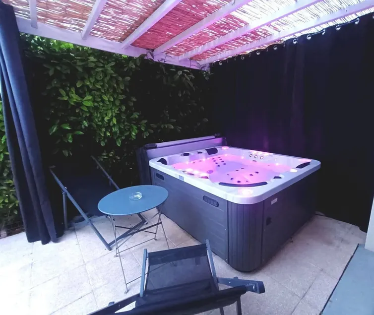 Cocoon with outdoor Jacuzzi - Image 1