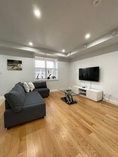 Toronto Modern Haven: 1 BR w/ Queen Sofa Bed - Image 1