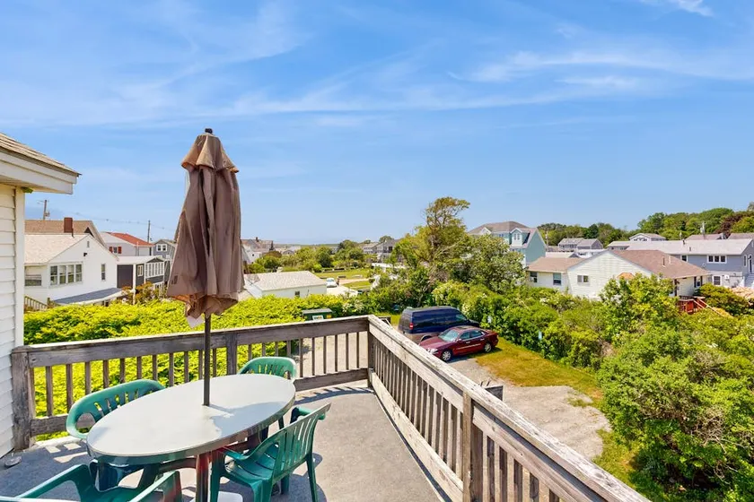 3BR coastal retreat with deck & fast WiFi - Image 1