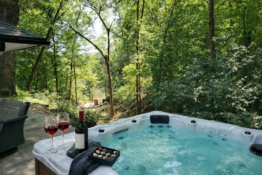 Riverfront Haven: Hot Tub, 5 Beds, Kayaks & More - Image 1