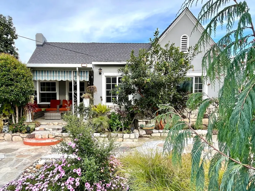 South Pasadena Craftsman House w/Serene Front Yard - Image 1
