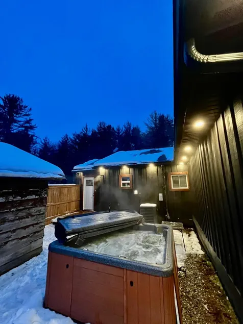 Cozy Hot Tub Cottage Escape - Image 1