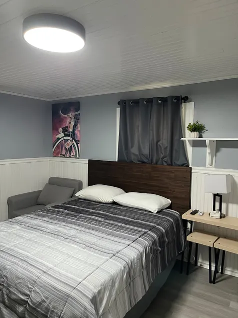 Studio with kitchen and private bathroom, private door - Image 1