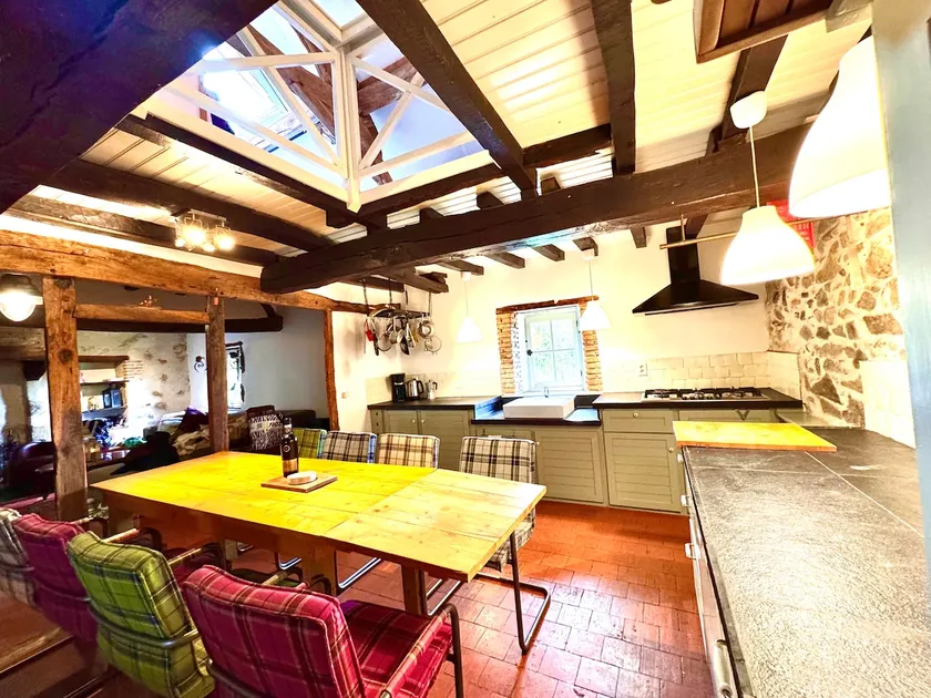 Spacious luxury farmhouse - Image 1