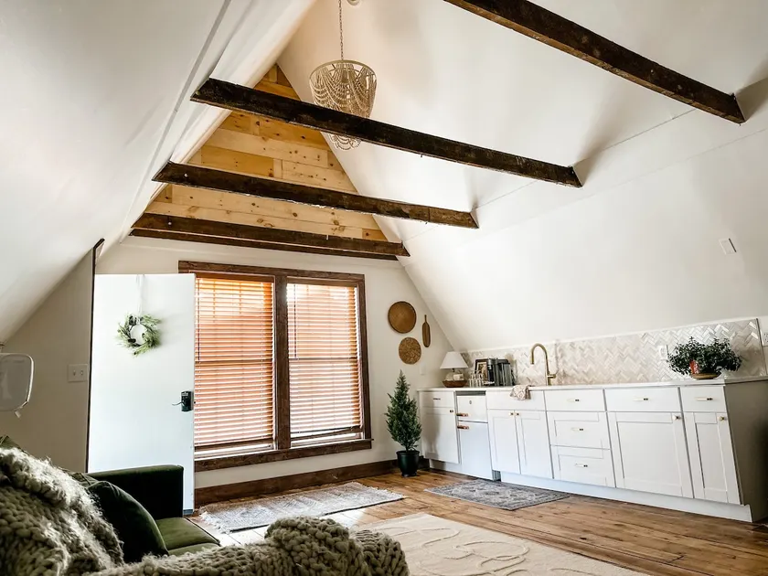 The Loft, peaceful, one-of-kind, pool access - Image 1