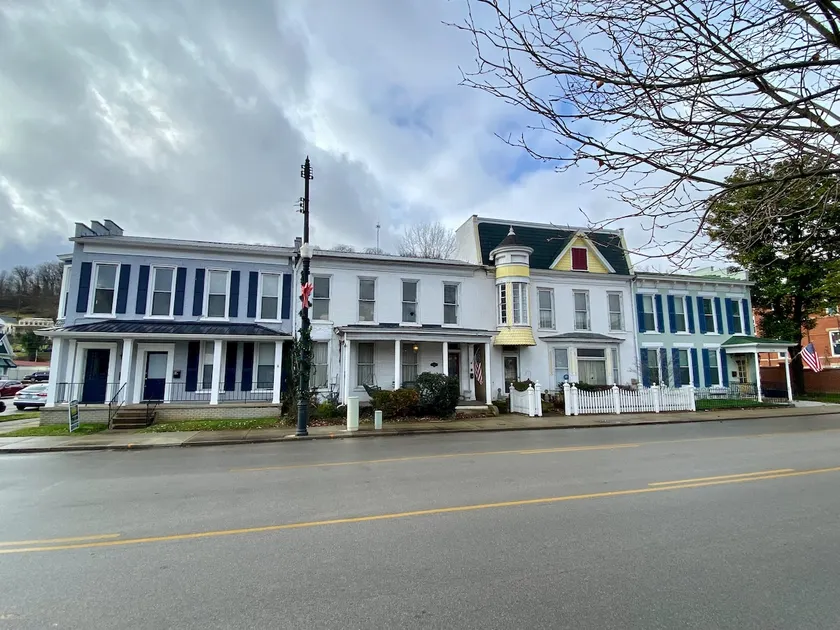 Historic downtown townhouse - Image 1