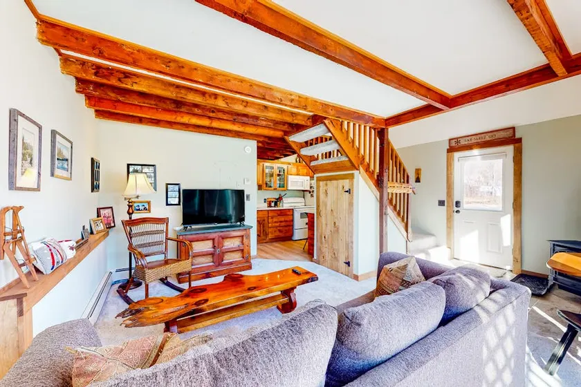 2-story 2BR near skiing with fireplace & deck - Image 1