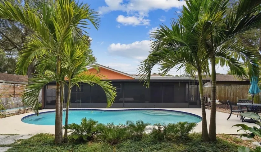 Peaceful Heated Pool for Family Fun near Beaches - Image 1