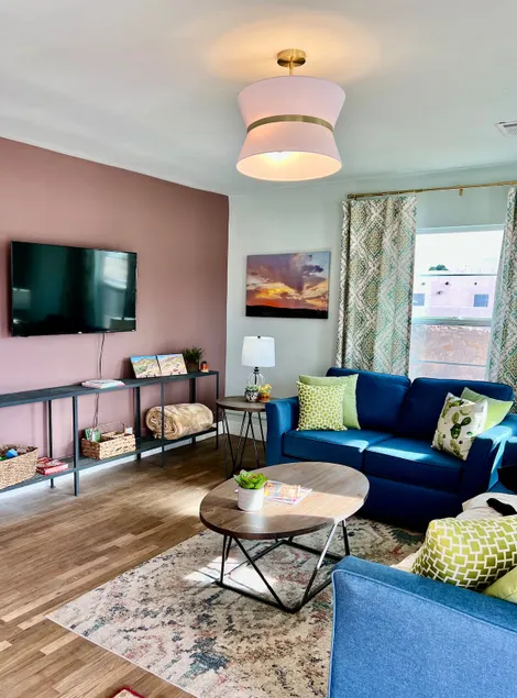 2 bed with W/D, pets ok, 5 min to Farmers Market - Image 1