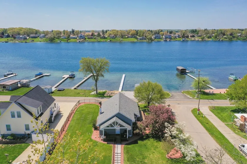 Cozy Waterfront LakeHouse, Boat Rental Available! - Image 1
