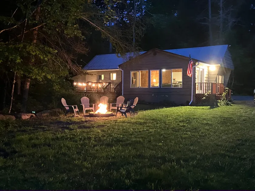 Hudson's Lakefront Cottage - Image 1