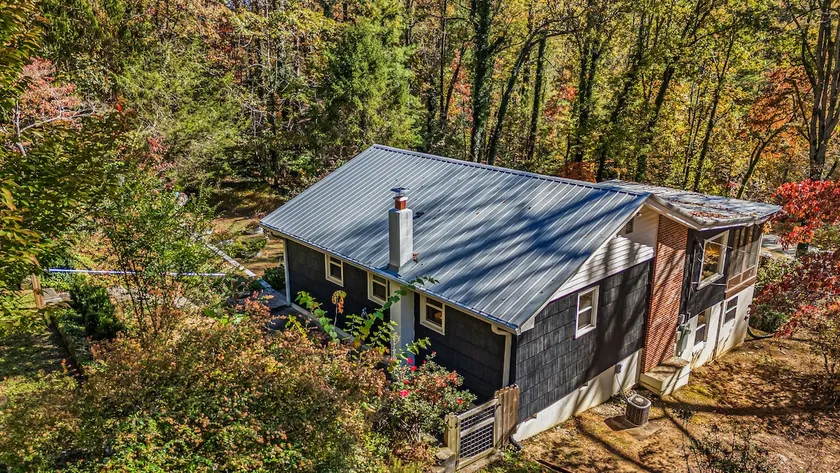 Farmhouse in private setting close to town - Image 1