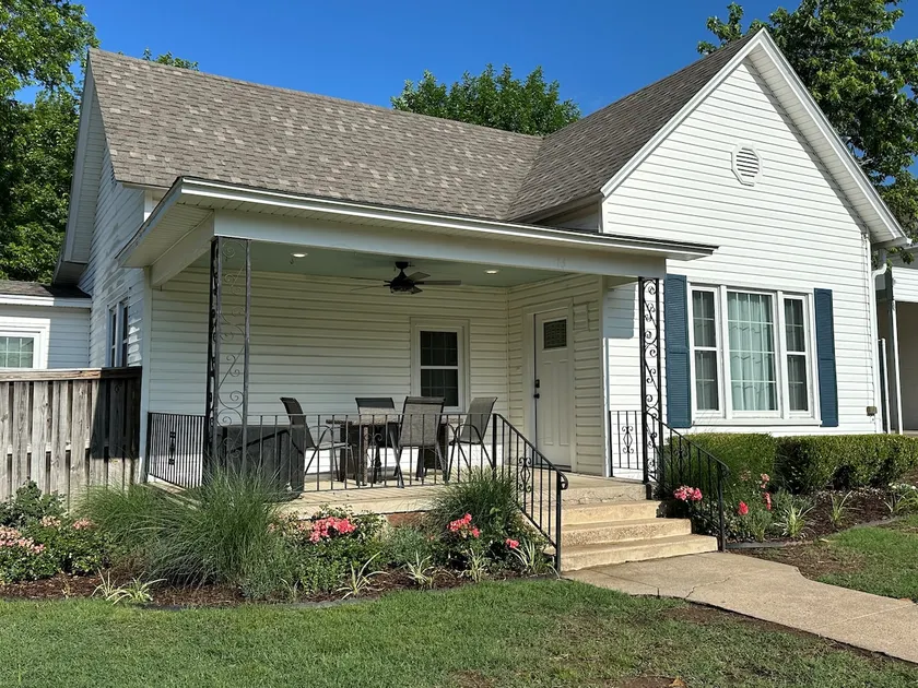 Charming Cottage on Main - Image 1