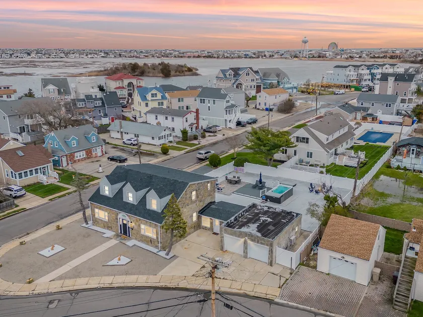 Large Seaside Home, Yard, Swim Spa, and Game Room. - Image 1