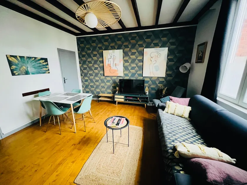 Artists · 2-Bed Apartment · 60 m² · 3 min to the train station - Image 1
