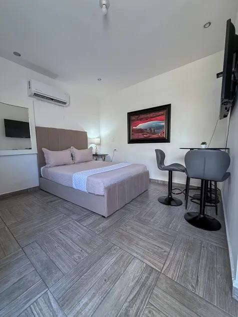 Comfortable and centrally located north-facing apartment with a queen-size bed! - Image 1