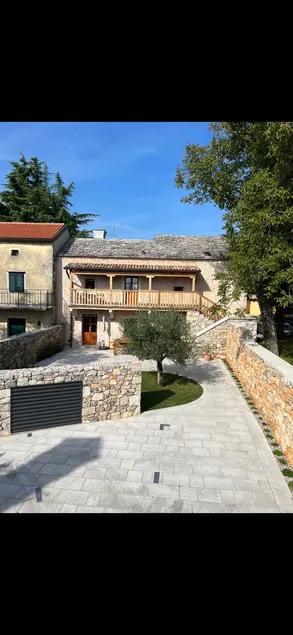 Apartment with terrace in a 1950s house - Image 1