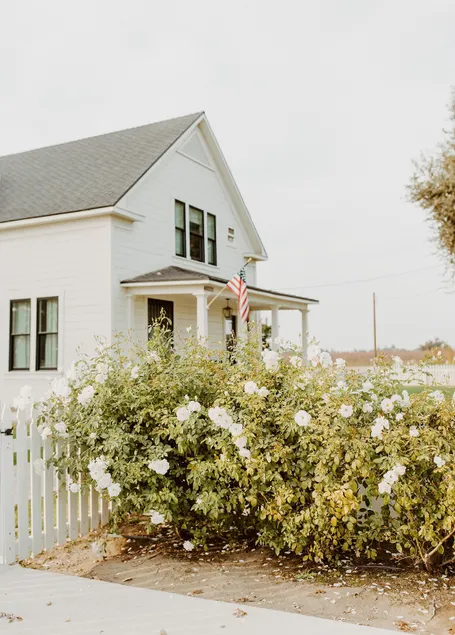 Modern White Farmhouse - Image 1