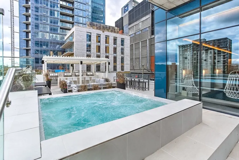 Beautiful one bedroom downtown Condo with pool and free parking - Image 1