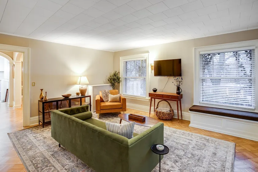 Charming Park Ave Gem! W/ Private Balcony - Image 1