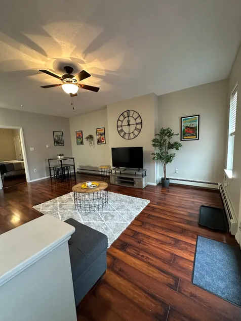 Convenient 1 BR With City View - Image 1