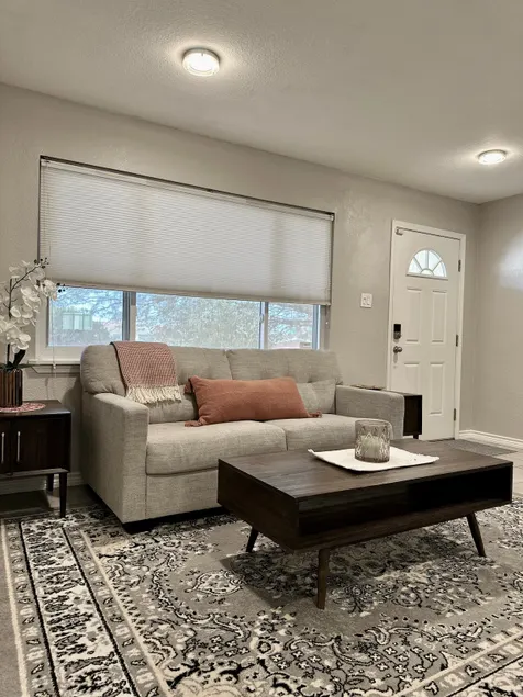 The Moon House - Clean, Newly Furnished & Comfy - Image 1