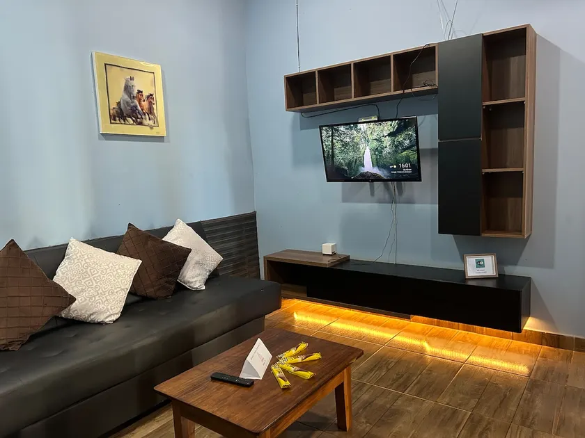 2BR Comfortable house with parking - Image 1