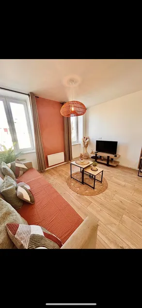 2-bedroom apartment near the center/park expo • Netflix - Image 1