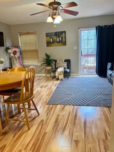 Spacious 3 bed/1.5 bath townhome with free parking - Image 1