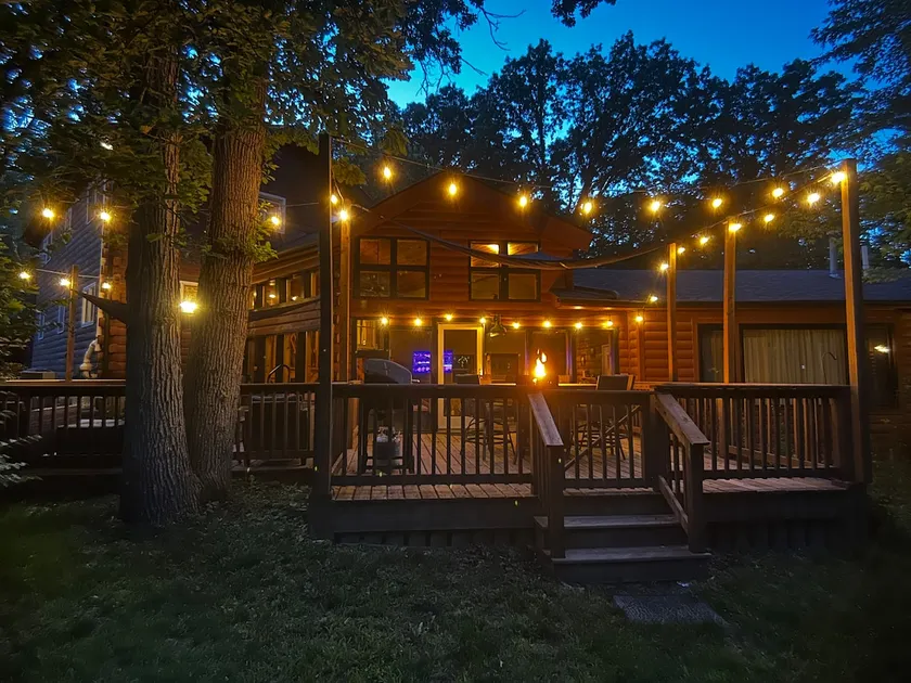 Log Cabin Oasis: Pickleball, Hot Tub, Deer, Pets - Image 1