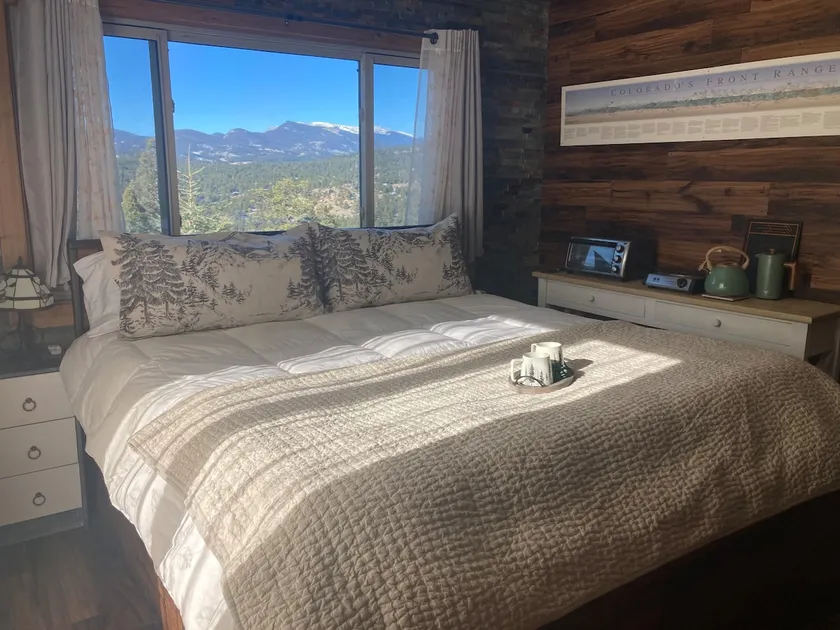 Intimate Bungalow Cabin & Mountain Vistas - Image 1