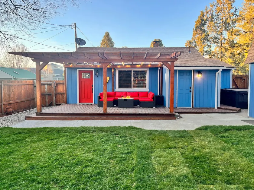 Charming Millhouse w/ hot tub close to everything - Image 1