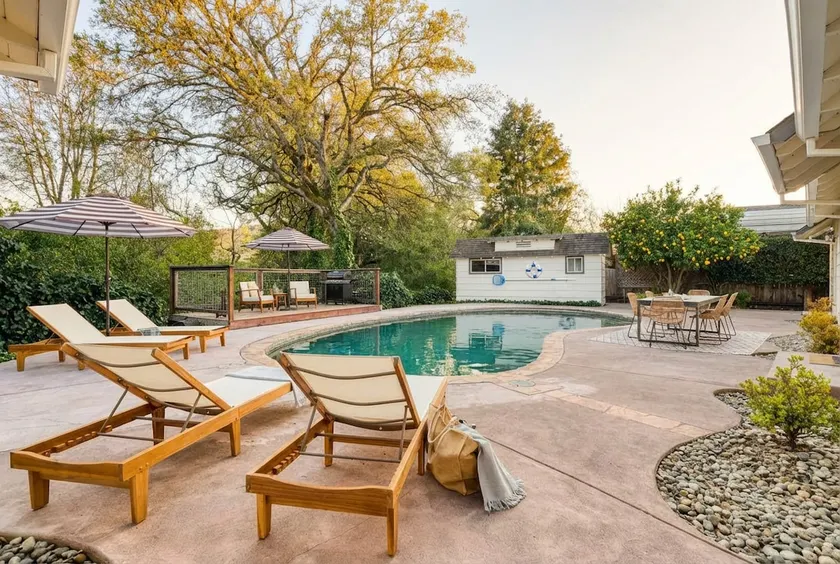 Spacious 5 BR 3BA Pool EV Charger Group Getaway - Image 1