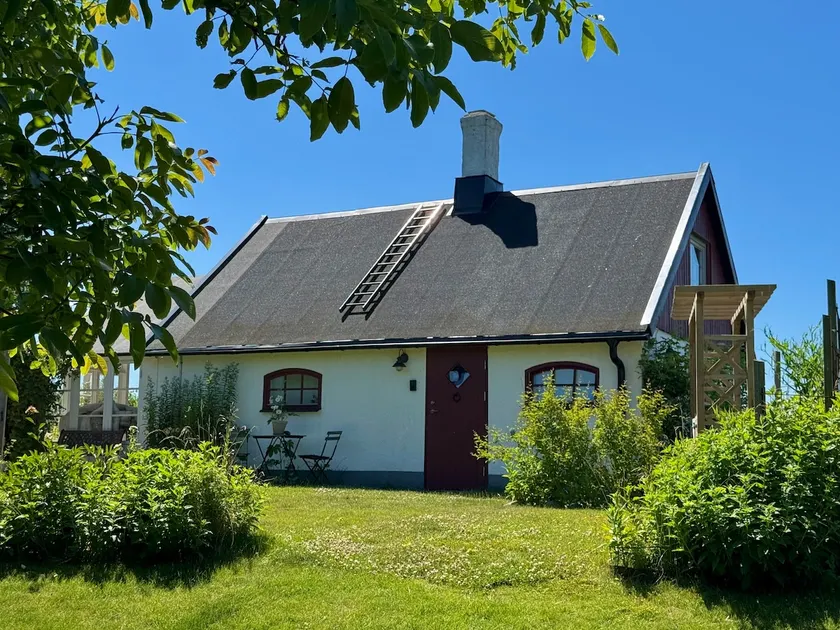 Idyllic guest house with access to electric car charger - Image 1