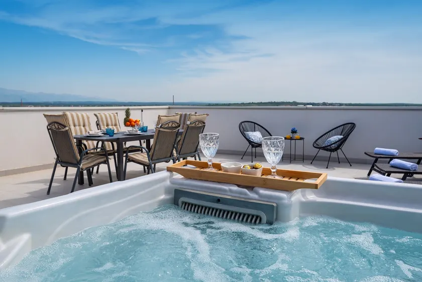 Luxury penthouse with jacuzzi! - Image 1