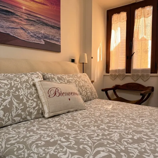 1 double bed - 1 sofa bed - 1 bathroom - Image 1
