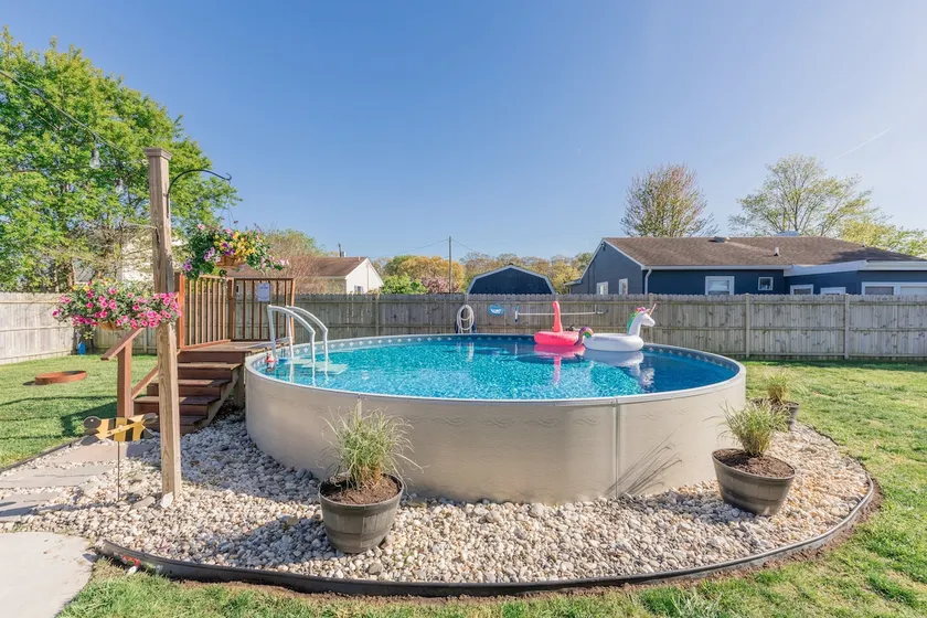 Pet-Friendly Bay Retreat with Private Pool - Image 1