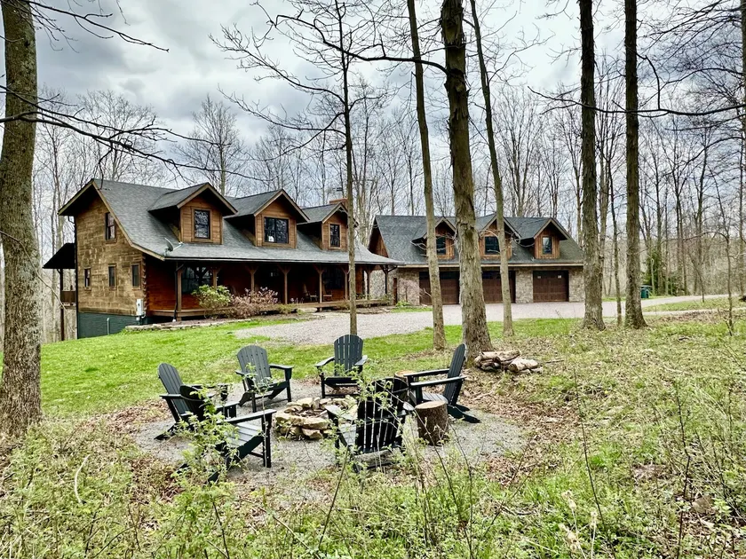 Log Home on 11 acres w/ Hot Tub - Image 1