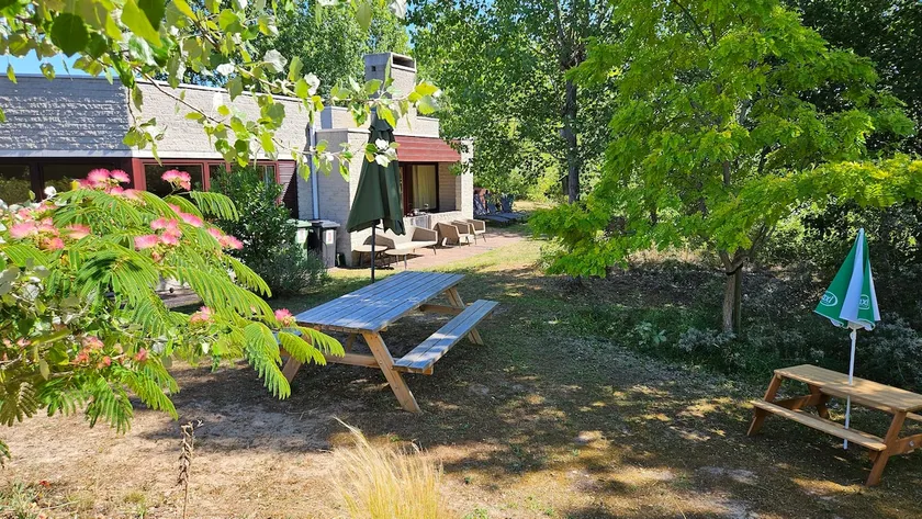 Sunny holiday home with large garden 2 km from the sea - Image 1