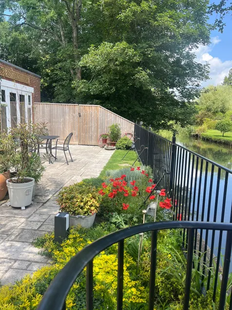 Historic town centre riverside hideaway - Image 1