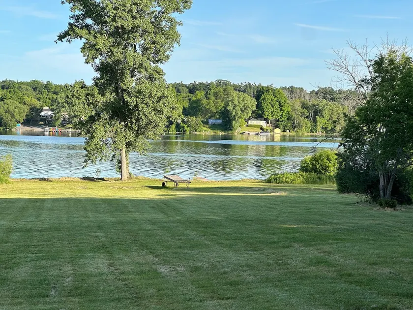 Tranquil Lakefront Cottage - Image 1
