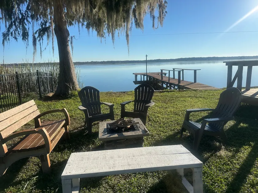 Romantic lake retreat, 120ft lake front - Image 1