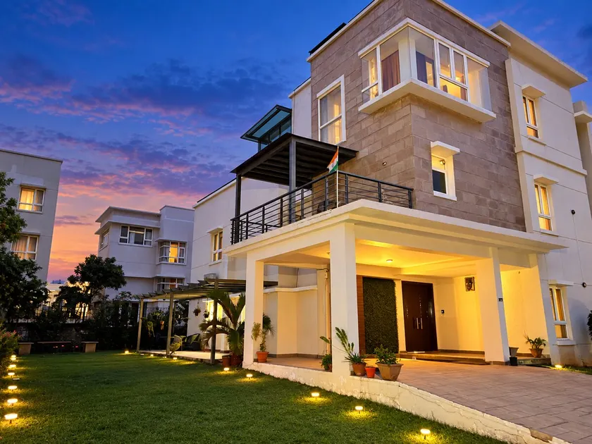 Elegant Villa Near Airport with Luxury Amenities - Image 1