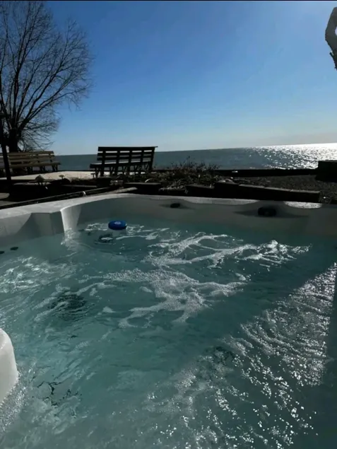 Modern Lake House with Incredible Deck and Jacuzzi in Ontario - Image 1