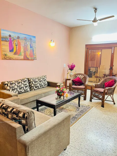 2 BR in GK-1,2 min to Kailash Metro WiFi & Parking - Image 1
