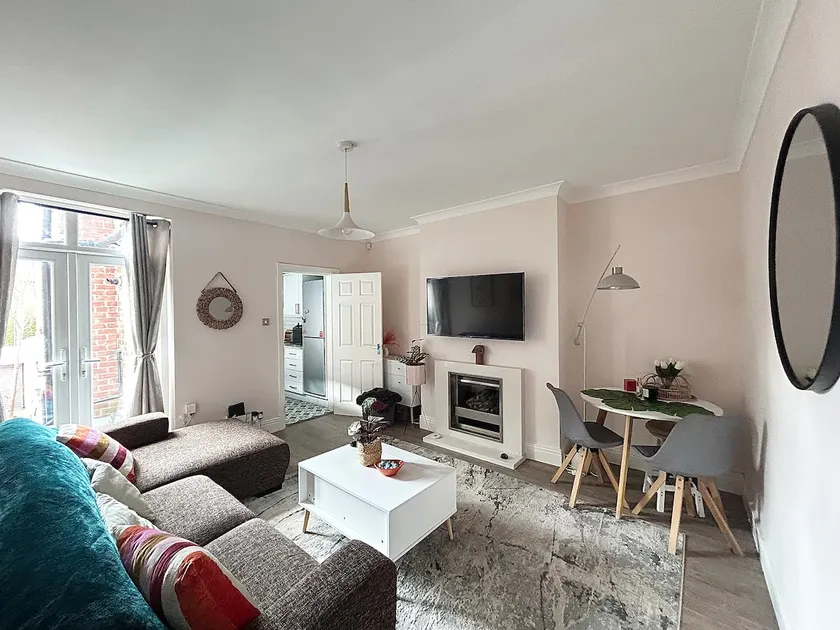 Luxury flat with fire pit - short stay - Image 1