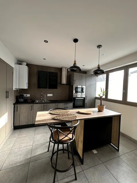 Fully renovated 2 bedroom apartment - Image 1