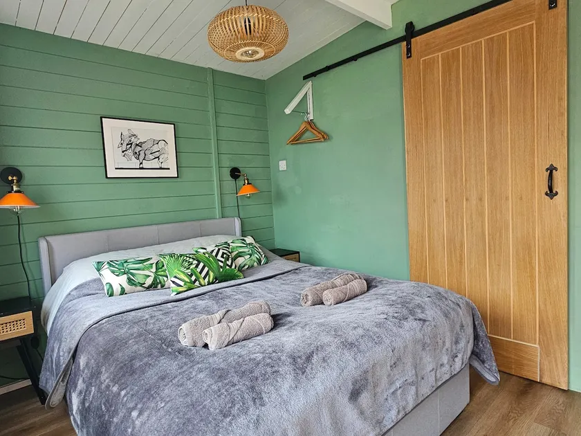 Stylish cabin in Totnes with outdoor space - Image 1