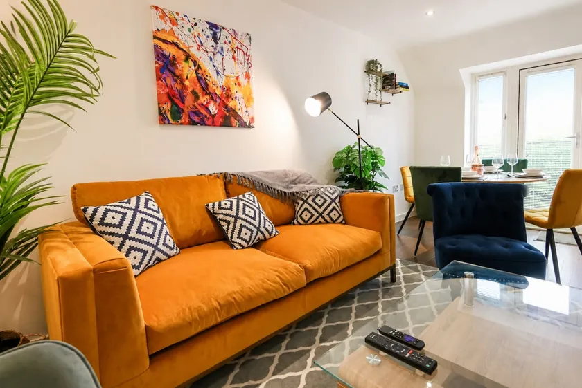 Modern Balcony Flat | Parking, Quiet, Fast Wi-Fi - Image 1