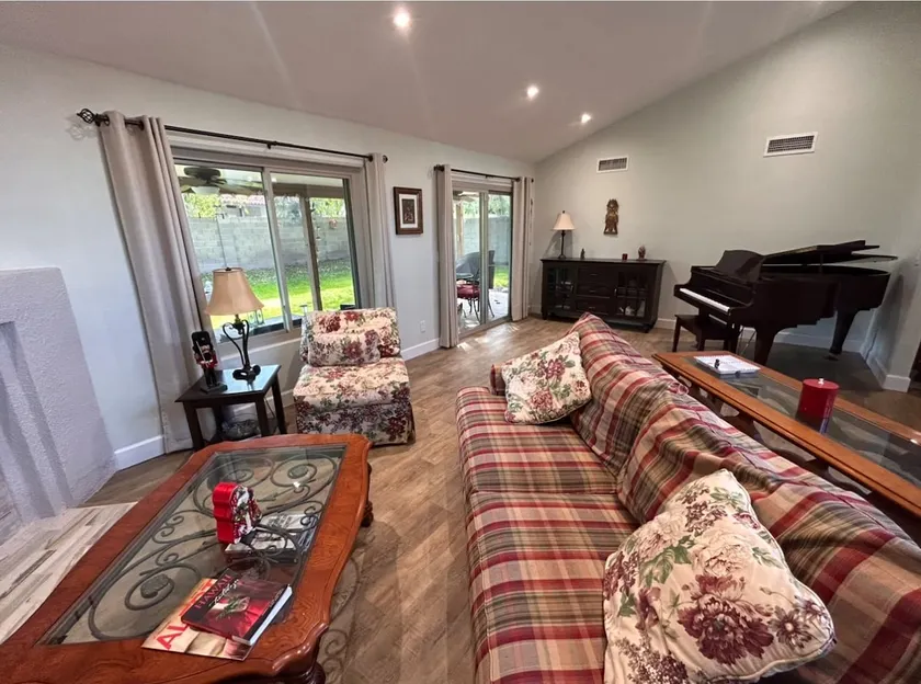 Enchanting- Upscale, Centralized, Across from Park - Image 1
